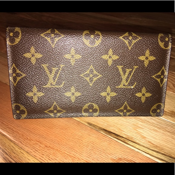 louis vuitton malletier v dooney Louis vuitton malletier (vuitton or plaintiff) appeals from an august 27, 2004 judgment of the united states district court for the southern district of new york (scheindlin, j) that denied plaintiff's motion for a preliminary injunction in its trademark infringement suit against defendant dooney & bourke, inc (dooney & bourke or defendant. louis vuitton malletier v dooney Louis vuitton malletier (vuitton or plaintiff) appeals from an august 27, 2004 judgment of the united states district court for the southern district of new york (scheindlin, j) that denied plaintiff's motion for a preliminary injunction in its trademark infringement suit against defendant dooney & bourke, inc (dooney & bourke or defendant.